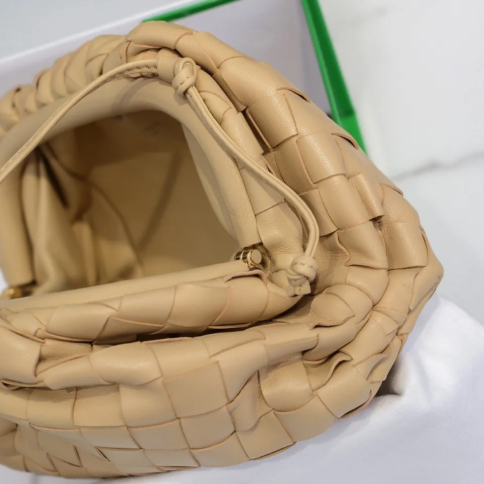 BV cloud bag is in stock, coarse weave, large plaid weave, the pouch cloud bag. Needless to say, this year's most popular bag is not without its reason. The minimalist and slightly wrinkled design is both advanced and a bit lazy. After the new designer came, he directly changed it to a large weave and became super young. It also has a touch of fashion. You must buy it. This year's must-have bag. Size: 22×12×7cm. Real shot ❤️